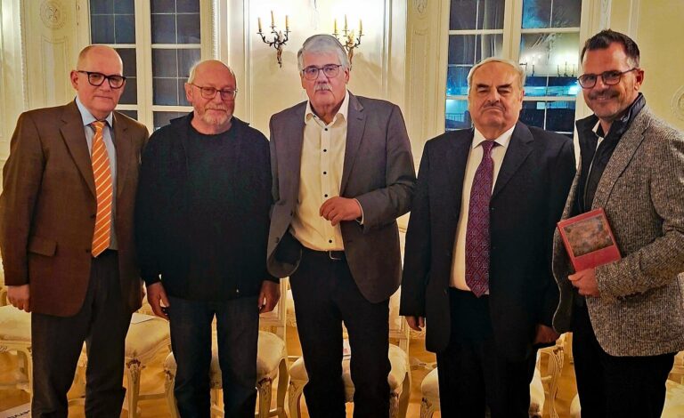 Im Bild (von links) Prof. Dr. Wolfgang Augustyn, die Herausgeber Günther Grünsteudel und Dr. Wilfried Sponsel, Dr. Gerhard Hetzer sowie Oberbürgermeister Jürgen Sorré
