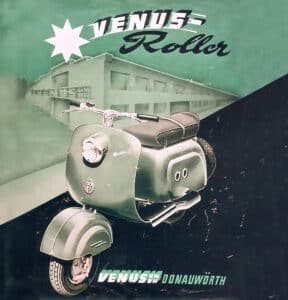 Historisches Werbeplakat mit Motorroller "Venus-Roller" und Fabrikgebäude im Hintergrund