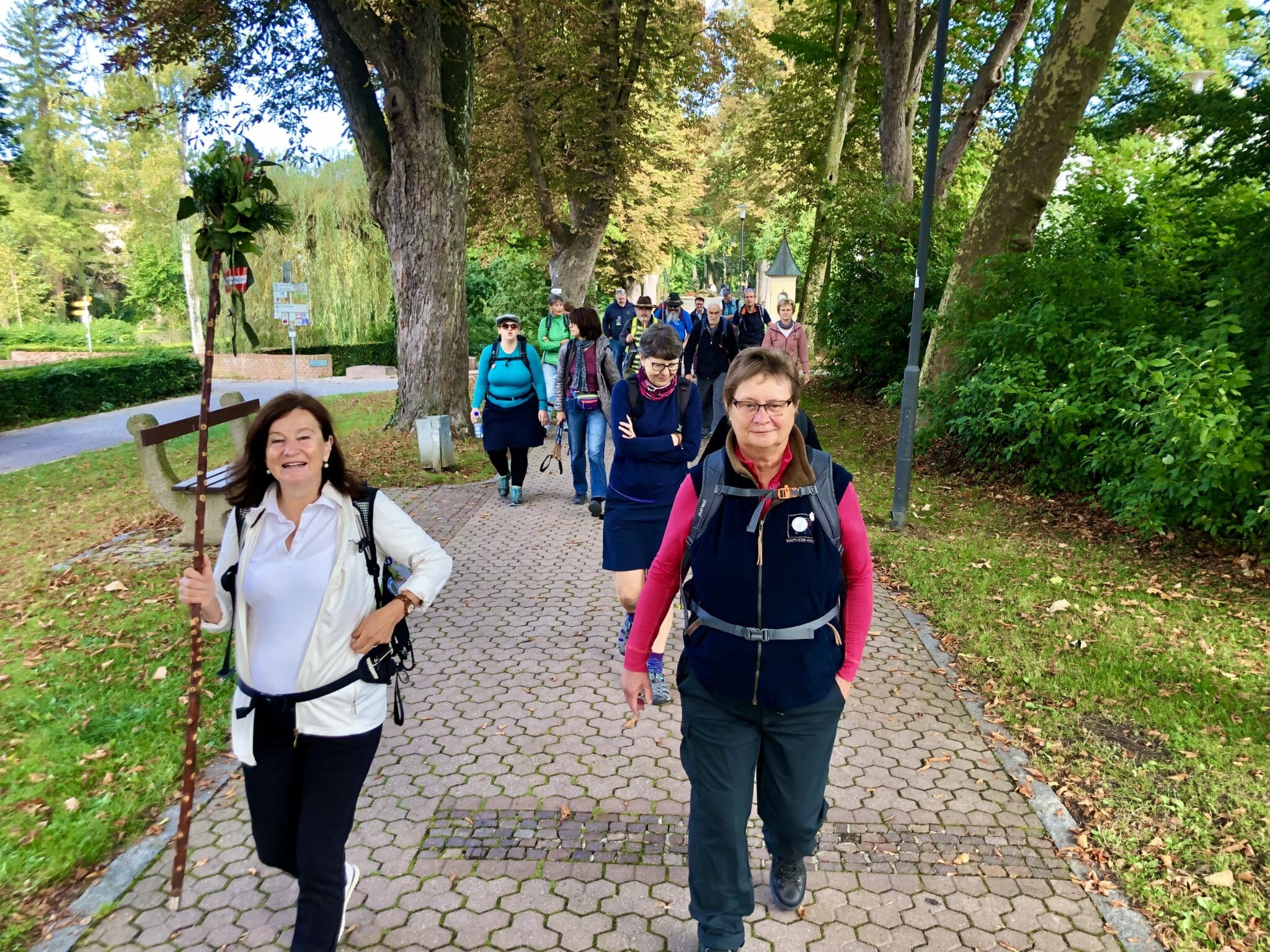 Donauwörth - Pilger auf dem Weg durch die Promenade