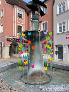 Wo Wasser fließt und Schmetterlinge im Frühlingslicht tanzen