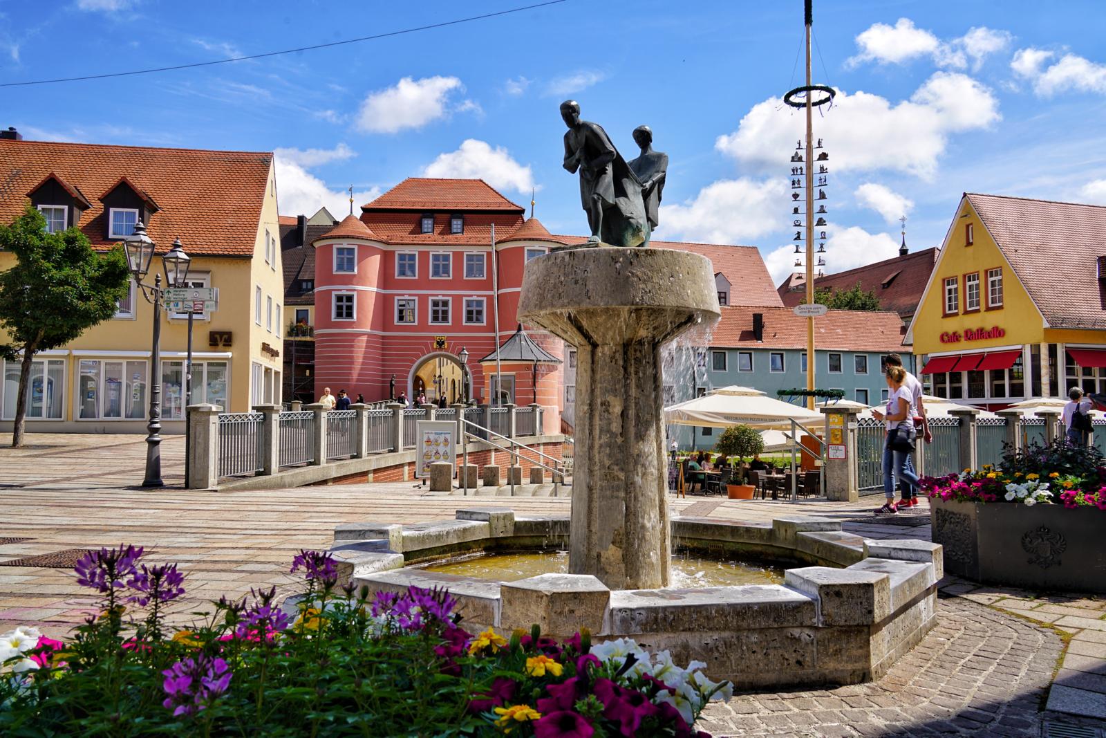 Altstadtinsel Ried - Blick auf Fischerbrunnen und Rieder Tor
