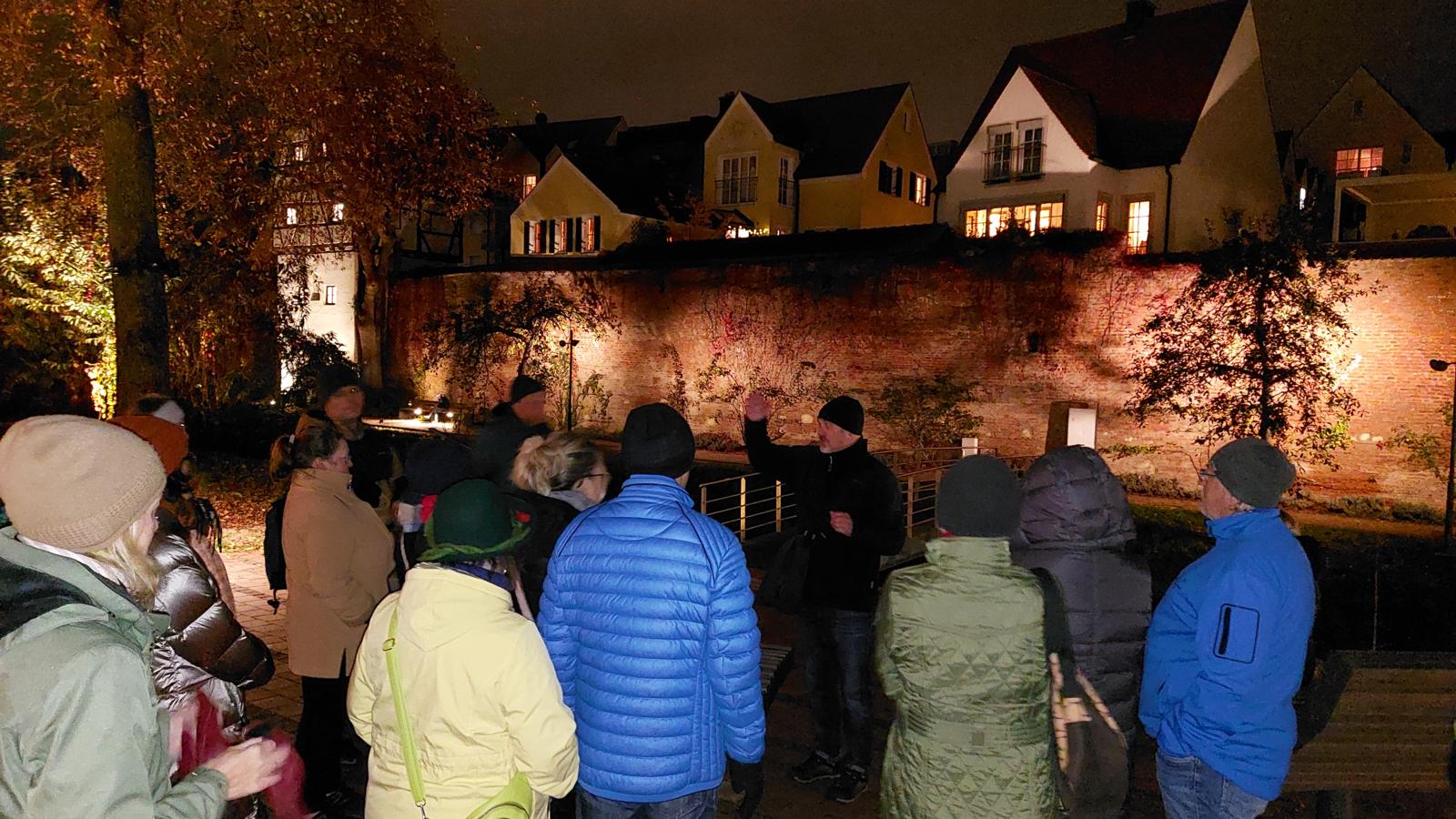 Gebannte Zuhörer bei der Führung "Hexen, Henker, Halsabschneider"