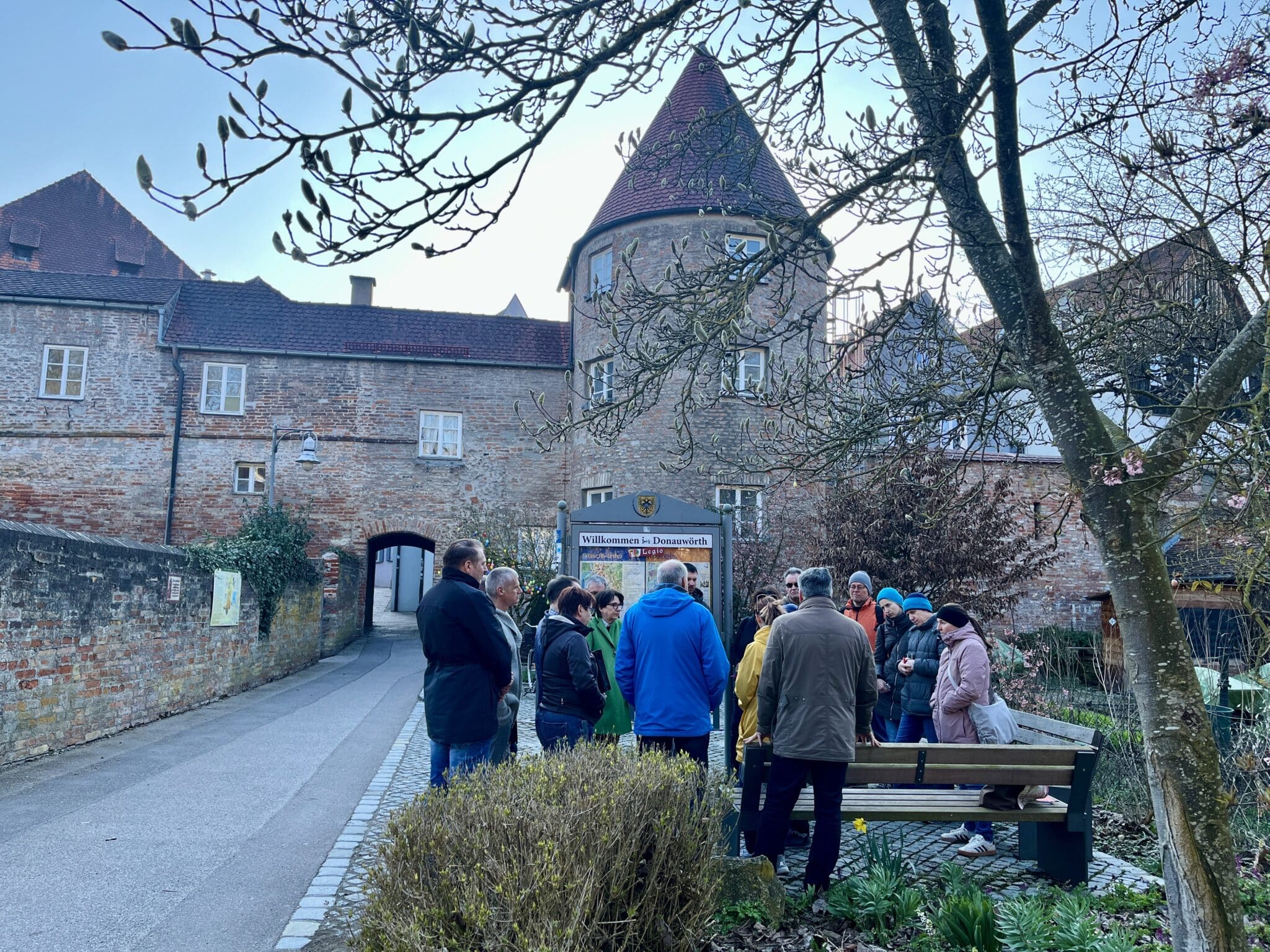Promenade mit Blick auf die Stadtmauer und das Ochsentörl