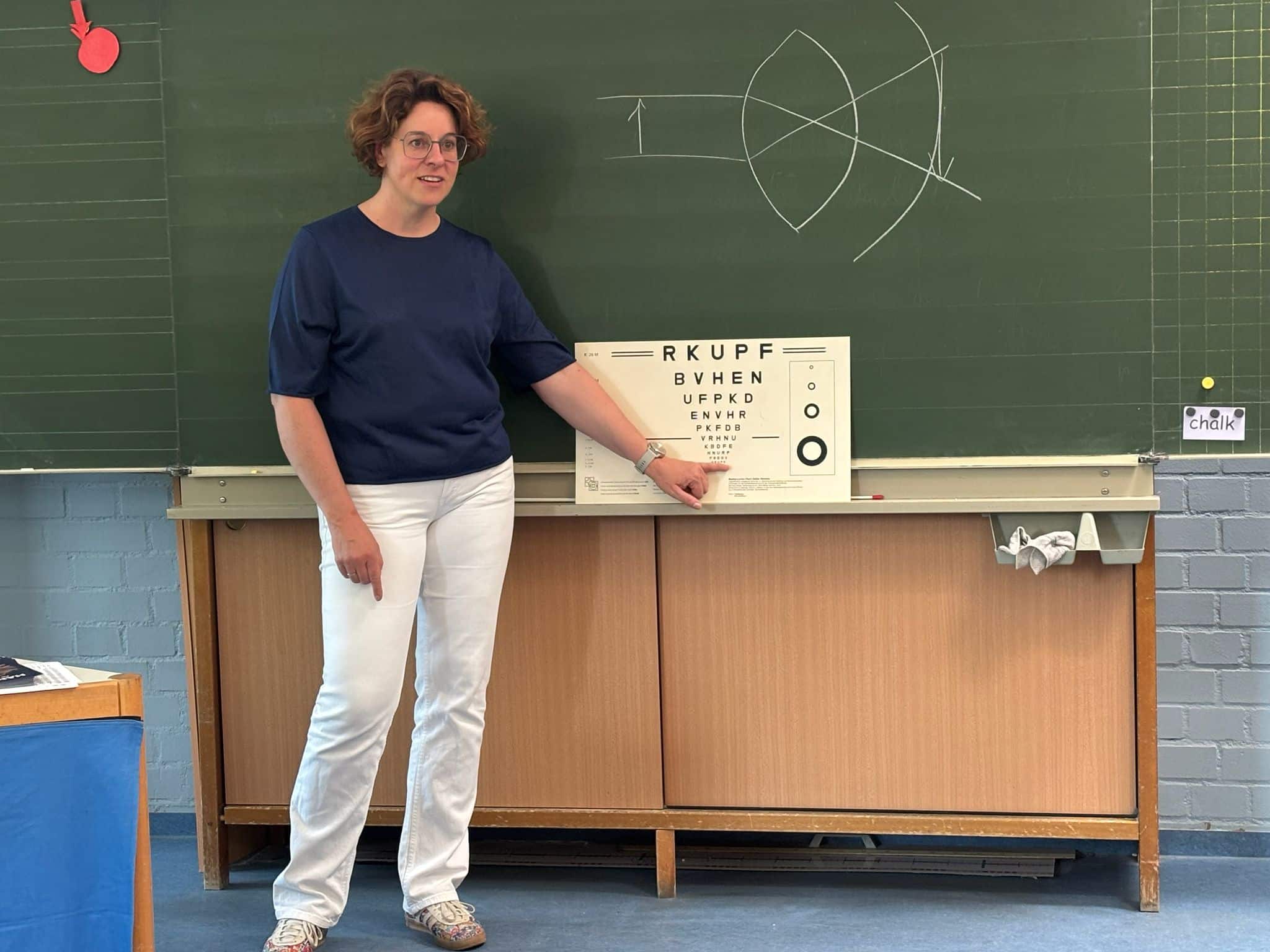Optikerin zu Besuch an der Sebastian-Franck-Grundschule