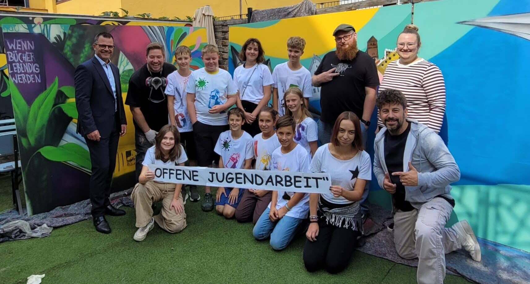 Wenn Bücher lebendig werden: Graffiti-Kunst bringt Farbe in die Donauwörther Innenstadt